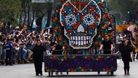Parade kematian ini berlangsung meriah. Ditonton ribuan orang di Mexico City. Foto: Edgard Garrido/Reuters