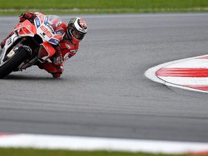 Lorenzo Tercepat, Dovi Ketiga, Marquez Crash
