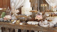 Blake Lively dan Ryan Reynold memakai cake pernikahan elegan dengan paduan vanilla sour cream, selai peach apricot, dan Earl-grey milk chocolate buttercream. Terdapat juga dessert buffet cantik pada pernikahannya. Foto: Istimewa