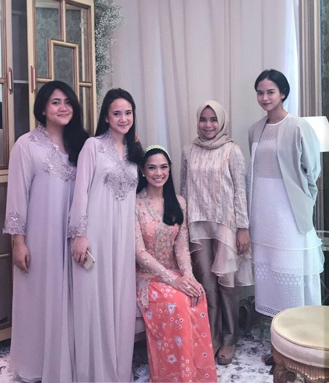 Kebaya rancangan Biyan dipadu kain motif jumputan bernuansa coral membuat tampilan Mesty makin terlihat cerah. Foto: Instagram/mestyariotedjo