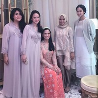 Kebaya rancangan Biyan dipadu kain motif jumputan bernuansa coral membuat tampilan Mesty makin terlihat cerah. Foto: Instagram/mestyariotedjo