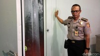 Kepala Instalasi Forensik Rumah Sakit Polri Kombes dr Eddy Purnomo di depan ruang pembeku (freezer) yang dipakai untuk menyimpan jenazah korban tewas.
