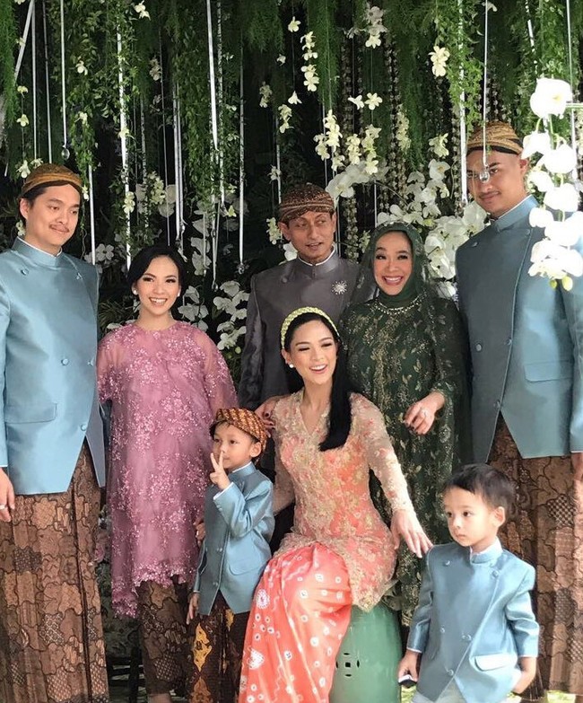 Acara berlangsung di hotel Ritz-Carlton, Pacific Place, Jakarta Pusat. Ini keakraban keluarga Mesty sebelum siraman. Foto: Instagram/mestyariotedjo