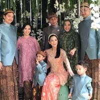 Acara berlangsung di hotel Ritz-Carlton, Pacific Place, Jakarta Pusat. Ini keakraban keluarga Mesty sebelum siraman. Foto: Instagram/mestyariotedjo