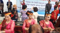 Tari Tor Tor dan alunan musik Sinanggar Tullo mengiringi kedatangan Anies Baswedan. Foto: Cici Marlina/detikcom