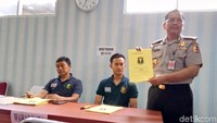 Keluarga diminta mengisi formulir kuning secara engkap. Di formulir ini, keluarga diminta menyebutkan ciri-ciri khas fisik pada korban untuk kemudahan identifikasi.