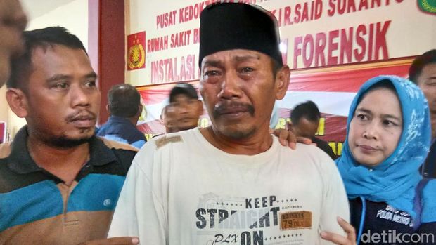Suami Aminah, Widodo saat penyerahan jenazah dari pihak RS Polri