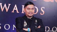 Lagi, Bekti tampil dengan gaya suka-suka.