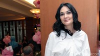 Tak semuanya berlabel mahmud, ada Luna Maya yang belum menikah juga hadir lho. Foto: Asep Syaifullah