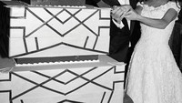 Kalau pernikahan George Clooney dan Amal Alamuddin di Venesia memakai cake cokelat yang klasik sekaligus elegan. Cake empat tingkat punya empat tingkat dengan art deco bentuk kotak.  Foto: Istimewa