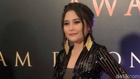 Ia sukses mencuri perhatian dengan outfit yang ia gunakan. Foto: Prilly / Noel