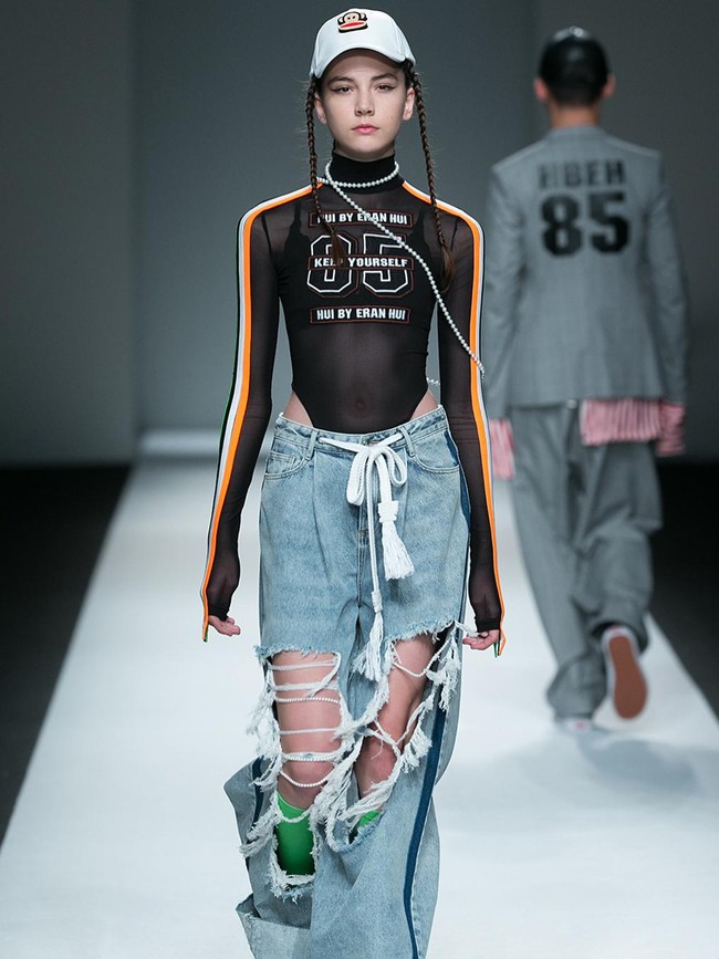 Vlada Zyuba meninggal diduga karena radang otak atau meningitis. Kondisinya diperparah dengan kelelahan akut setelah 12 jam fashion show di Shanghai. Foto: Instagram/_dzyuba