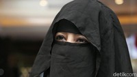 Pipik tampaknya tengah berdoa agar filmnya dapat diterima dengan baik oleh masyarakat. Foto: Pipik Dian Irawati / Hanif Hawari