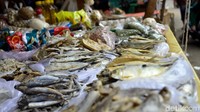 Di lokasi ini, sejumlah dagangan yang dijual termasuk lengkap mulai dari sayuran, daging dan ikan.
