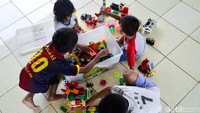 Sejumlah anak-anak terlihat bermain lego.