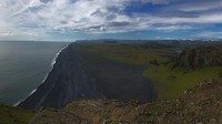 Adalah Black Sand Beach di Islandia, sebuah pantai yang punya pasir paling hitam pekat. Seperti berada di serpihan batu bara! (Olesyakvitka/Instagram)