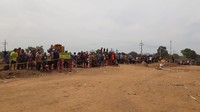 Warga menonton girden beton yang menopang proyek Tol Pasuruan-Probolinggo, Jawa Timur yang ambruk,  Minggu (29/10).