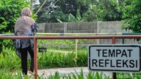 Berbagai macam fasilitas ada disini, mulai dari permainan anak hingga refleksi.