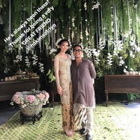 Dekorasi siraman yang cantik dengan hiasan bunga serta tanaman hijau yang apik. Bisa jadi inspirasi kamu saat akan menikah nanti, Ladies! Foto: Instagram/mestyariotedjo