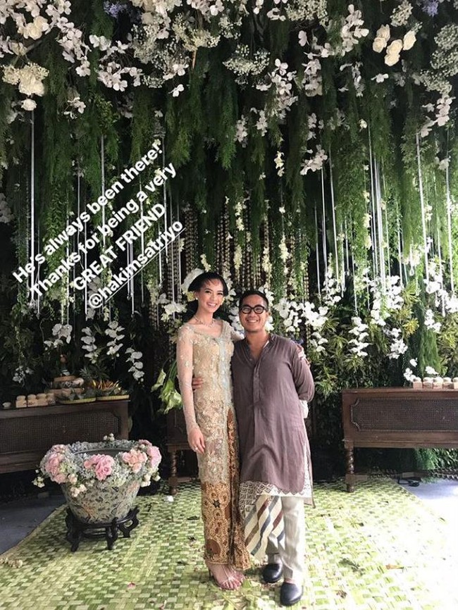 Dekorasi siraman yang cantik dengan hiasan bunga serta tanaman hijau yang apik. Bisa jadi inspirasi kamu saat akan menikah nanti, Ladies! Foto: Instagram/mestyariotedjo