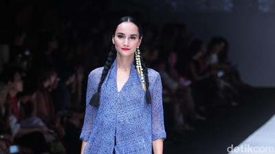 Foto: 9 Inspirasi Padu-padan Sneakers dan Kain Batik ala Obin