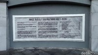 Di komplek makam itu juga terdapat sebuah plakat besar berisi sejarah dan prestasi WR Soepratman.