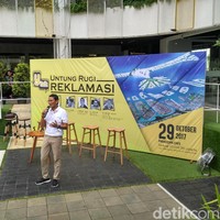 Gayanya yang kekinian juga bisa dilihat dari pilihan sepatu. Sandiaga sesekali memadukan busana formalnya dengan sneaker hitam yang bukan lain produksi sendiri. (Foto: Denita Matondang/detikcom)