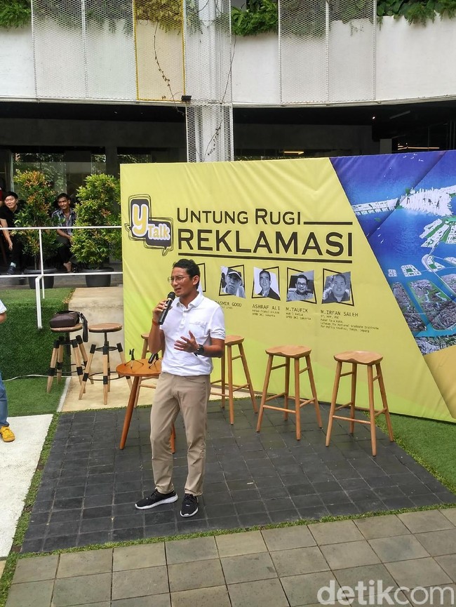 Gayanya yang kekinian juga bisa dilihat dari pilihan sepatu. Sandiaga sesekali memadukan busana formalnya dengan sneaker hitam yang bukan lain produksi sendiri. (Foto: Denita Matondang/detikcom)