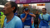 Sandi yang bernomor peserta DK 102 Sandi tiba di garis finis pukul 07.20 WIB bersama empat rekan komunitasnya. Sandi tampak senyum sumringah melewati garis finis langsung menuju podium maraton.