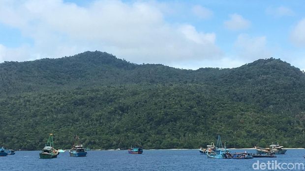 Susi Pimpin Penenggelaman 17 Kapal di Natuna.
