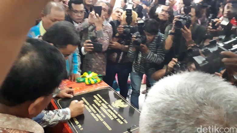 Resmikan Gereja Semper, Anies: Ini Tanda Tangan Peresmian Pertama Resmikan Gereja Semper, Anies: Ini Tanda Tangan Peresmian Pertama
