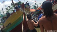 Ikan-ikan diturunkan dari kapal nelayan.