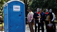 Sebagian hantu ada yang mengantre toilet. Foto: Edgard Garrido/Reuters