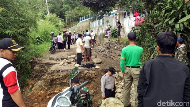 Jalan Alternatif Sukabumi Menuju Gunung Padang Cianjur Terputus