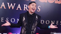 Begini gaya suka-suka Indra Bekti.