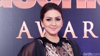 Donna Agnesia saat berpose di depan kamera.