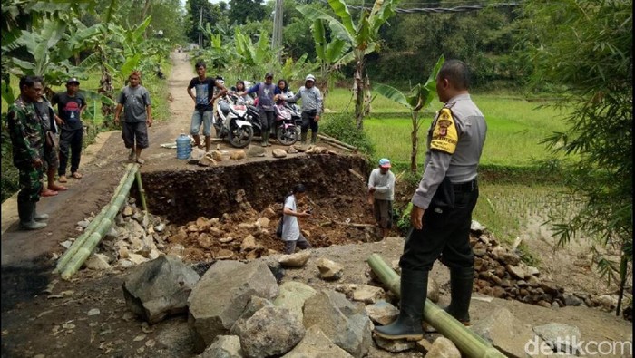 Jalan Alternatif Sukabumi Menuju Gunung Padang Cianjur Terputus