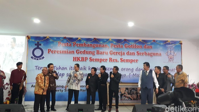 Anies Nyanyi Lagu Situmorang di Gereja Semper Cilincing