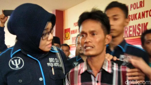Proses penyerahan jenazah korban kepada pihak keluarga didampingi oleh tim psikologi RS Polri