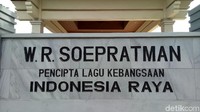 Papan nama makam WR Soepratman.