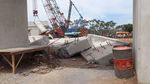 Foto-foto: Girder Beton Proyek Tol yang Ambruk di Pasuruan