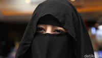Meski dari balik cadar, istri mendiang Uje itu tampaknya tengah tersenyum di perilisan film terbarunya. Foto: Pipik Dian Irawati / Hanif Hawari