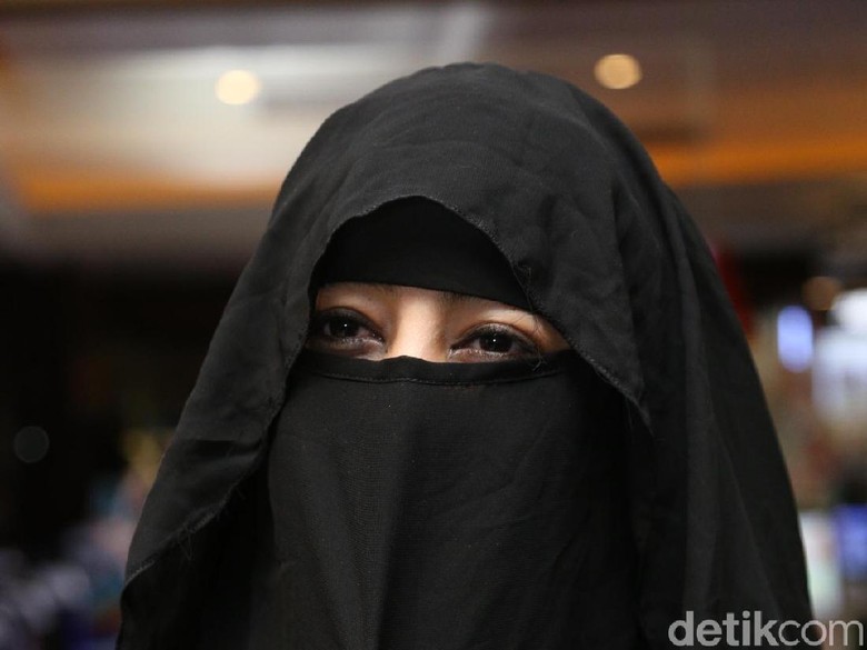 Gambar Wanita  Cadar Menangis foto cewek cantik