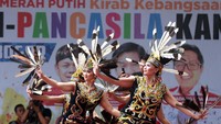 Beragam kesenian dari berbagai daerah ditampilkan untuk memeriahkan Kirab Kebangsaan dengan tema Mempancasilakan Kota Bogor. Seni tari dari daerah Bogor dan Kalimantan serta pertunjukan barongsai juga membuat Kirab Kebangsaan di Kota Bogor jadi semakin ramai. Foto: dok. Taruna Merah Putih