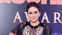 Ibu empat anak itu masih terlihat sangat mempesona.