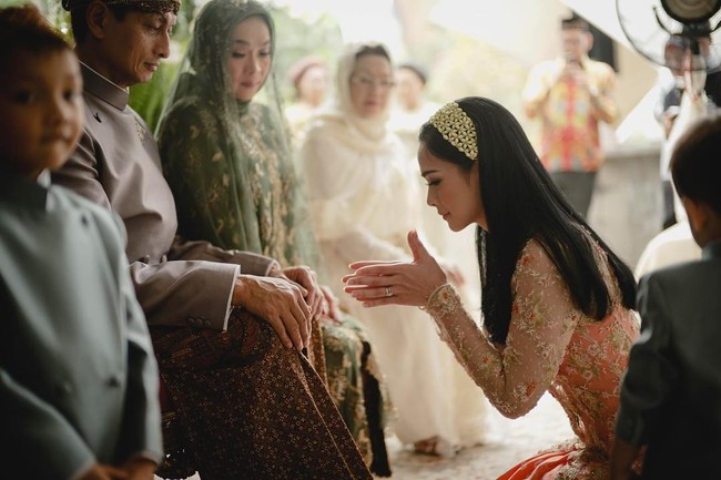 Prosesi sungkeman yang mengharukan sebelum siraman. Mesty tampak anggun mengenakan kebaya rancangan desainer ternama Biyan. Foto: Instagram/mestyariotedjo
