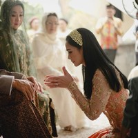 Prosesi sungkeman yang mengharukan sebelum siraman. Mesty tampak anggun mengenakan kebaya rancangan desainer ternama Biyan. Foto: Instagram/mestyariotedjo