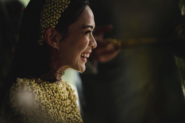 Basah-basahan saat siraman, Mesty Ariotedjo yang wajahnya dirias makeup artist tradisional Tienuk Riefki dan Jacqueline Stephani masih terlihat cantik mempesona. Foto: Instagram/mestyariotedjo