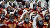 Banyak yang berdandan ala tengkorak. Foto: Edgard Garrido/Reuters