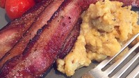 Bacon dan scrambled eggs memang nikmat untuk sarapan. Agar telur orak-arik terlihat creamy tanpa penambahan keju, Chrissy menggunakan heavy cream. Foto: Istimewa